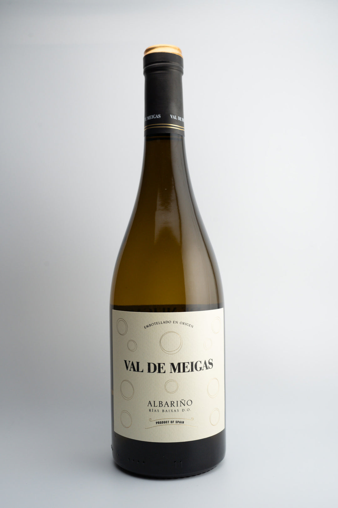 A bottle of 2022 Val de Meigas Albariño white wine from Rías Baixas, Spain.